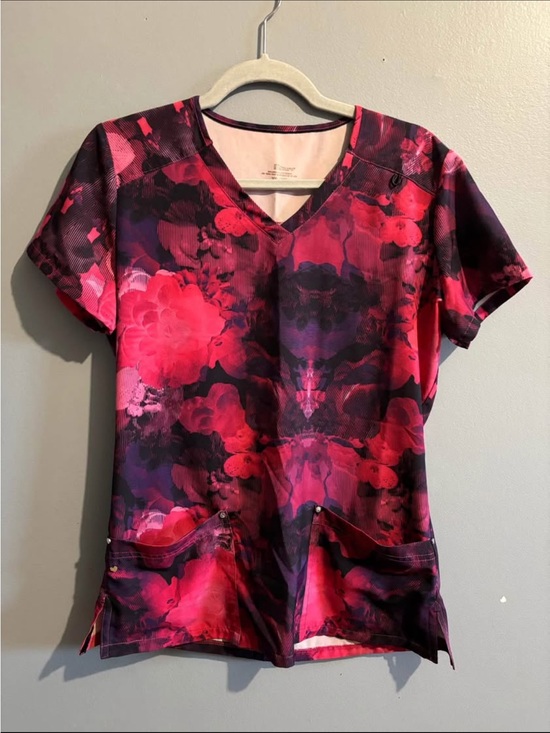 Scrubletics Tops - Women's V-Neck Short Sleeve Scrub Top in Pink & Purple Floral